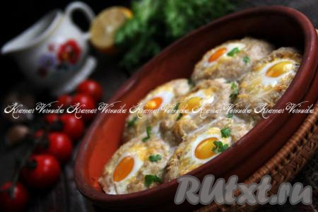 Гнёзда из фарша с перепелиными яйцами
