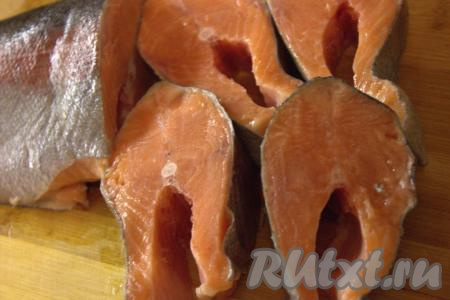Красную рыбу очистить, вымыть и нарезать на порционные кусочки (у меня - стейки форели). Посолить, добавить, по желанию, приправу для рыбы.
