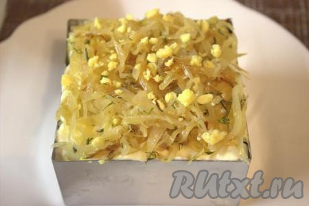 Последним слоем аккуратной "шапочкой" выложить оставшуюся капусту. Я украсила салат "Рыбацкий" натёртым на мелкой тёрке желтком. Поместить готовый салат в холодильник на пару часов для пропитки. Затем аккуратно снять форму для формирования салата и подать блюдо к столу.