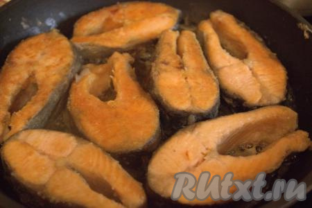 Обвалять кусочки красной рыбы в муке, затем выложить в сковороду, разогретую с растительным маслом, и обжарить с двух сторон на среднем огне до золотистой корочки (минут по 5-7 с каждой стороны).