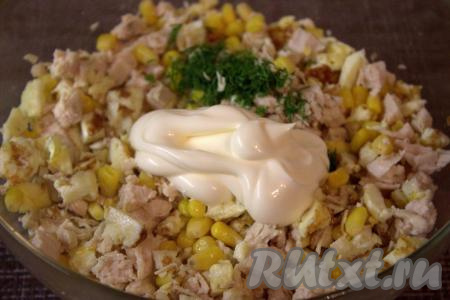 Зелень вымыть, обсушить, мелко нарезать и добавить в салат из курицы, омлета и кукурузы. Заправить салат майонезом, хорошо перемешать.