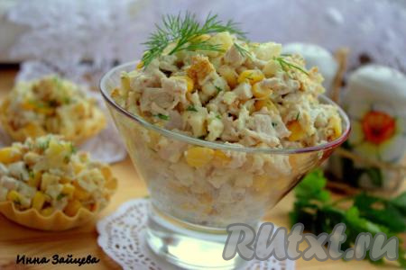 Салат с омлетом, курицей и кукурузой