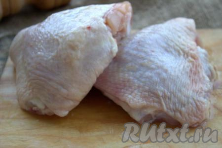 Курицу, нарезанную на порционные кусочки (в этот раз я готовила бёдра), промыть под проточной водой, затем обсушить при помощи бумажного полотенца.