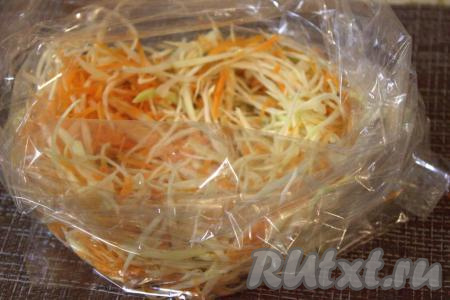 Нашинкованную капусту и морковь выложить в рукав для запекания.