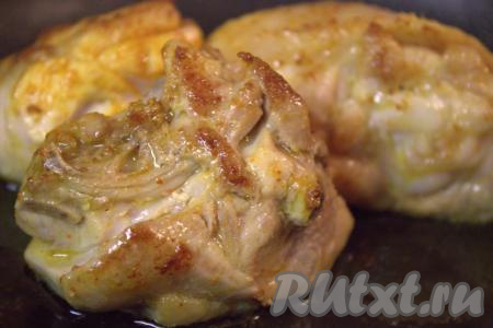 Разогреть в сковороде растительное масло, затем выложить кусочки курочки и обжарить до золотистой корочки с двух сторон на сильном огне (примерно, по 5-7 минут с каждой стороны).