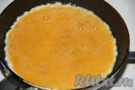 В сковороду влить растительное масло, поставить на средний огонь. Когда масло разогреется, влить яичную массу в сковороду. 