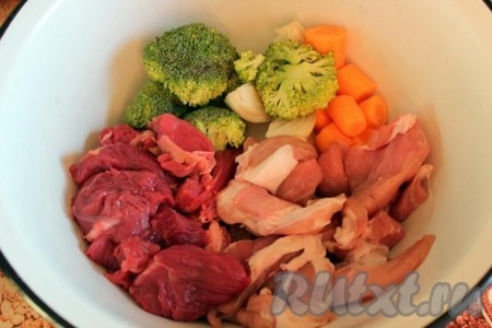 Ингредиенты для приготовления люля-кебаба из свинины, говядины и овощей.