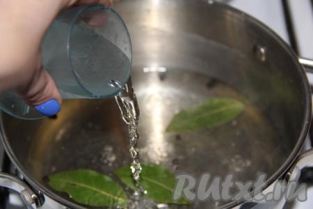 Кастрюлю поставить на огонь и дать маринаду закипеть. Как только вода закипит, влить уксус.