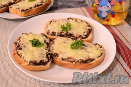 Бутерброды с шампиньонами и сыром в духовке