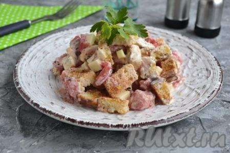 Салат "Смак" с помидорами, сухариками и сыром