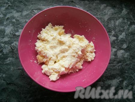 Тщательно вымесить руками, должна получиться достаточно плотная творожная масса.