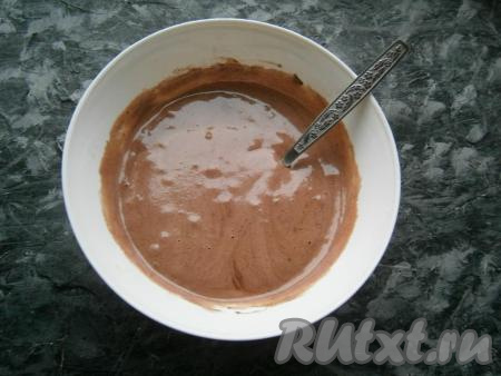 Должно получиться воздушное, нежное тесто, похожее по консистенции на взбитые сливки.