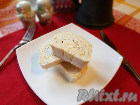 Рулет, приготовленный  из лаваша с яйцами, курицей и сыром, нарезать на кусочки и подать к столу. Эта простая закуска, наверняка, многим придётся по вкусу!