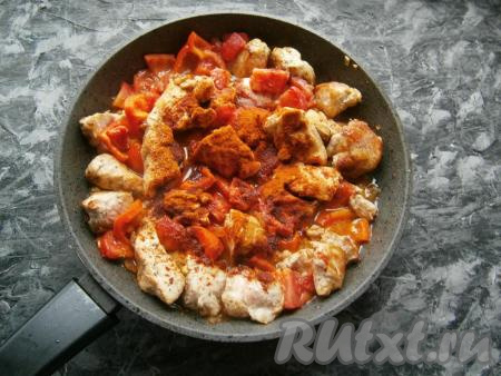 Посолить и поперчить мясо с овощами, щедро посыпать паприкой, влить 100-150 мл горячей воды.
