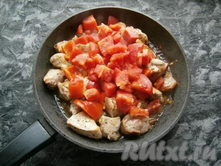 Перемешать его с мясом и обжарить минуты 2-3. Далее добавить нарезанные средними кубиками свежие помидоры (шкурку предварительно снять, залив помидоры кипятком на 2-3 минуты, а затем, поместив их в холодную воду). Я использовала домашние замороженные помидоры. Также добавить в сковороду и нарезанный крупными кусочками болгарский перец.