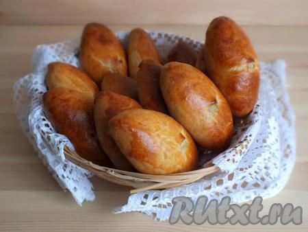 Пирожки готовы! Они имеют равномерный румяный цвет и очень аппетитно пахнут.  Домашние пирожки "Как пух", замешанные на кефире без добавления дрожжей, получаются очень вкусными, они, действительно, оправдывают своё название! 