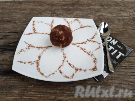Поставить пирожные "Картошка", приготовленные из ванильных сухарей, на несколько часов в холодильник. Затем можно доставать и кушать вкуснейший домашний десерт, который понравится абсолютно всем!
