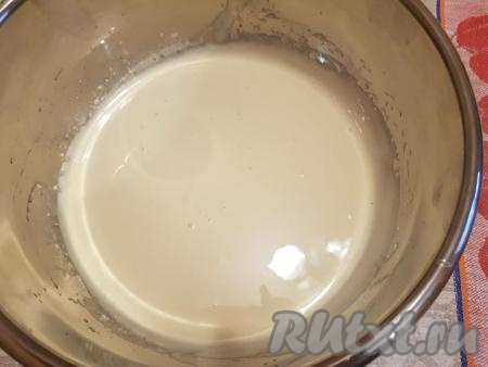 Взбить яйца с сахаром и мукой миксером (взбивать в течение 5-6 минут), в результате получится тесто, напоминающее по консистенции густую сметану.