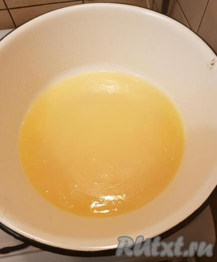 Хорошо перемешать мёд со сливочным маслом и сахаром.