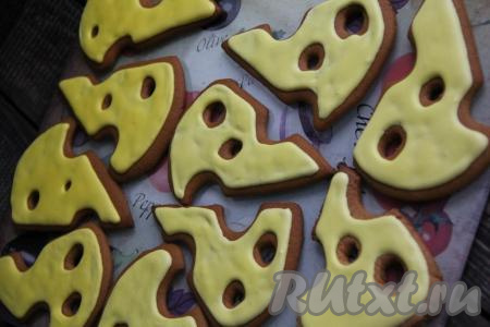 Переложить глазурь в кулинарный мешок и нанести на пряники (сначала наносим глазурь по контуру, дожидаемся 10-15 минут и уже потом распределяем глазурь внутри контура). Оставить пряники до полного высыхания глазури, примерно, на 10 часов (глазурь должна полностью стать сухой).