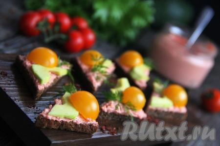 Аппетитные, вкусные бутерброды с икрой мойвы украсить веточкой зелени и подать к столу. Вроде всё легко и просто, а у меня с праздничного стола эти бутербродики ушли первыми!