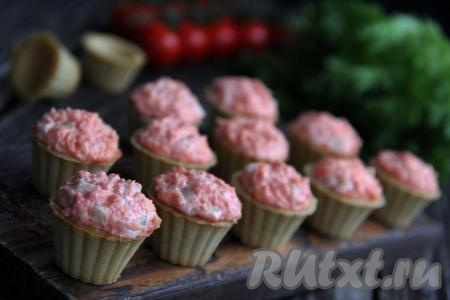По желанию, можно украсить зеленью. Подать очень вкусные тарталетки с начинкой из икры мойвы, огурца и сыра на праздничный стол.