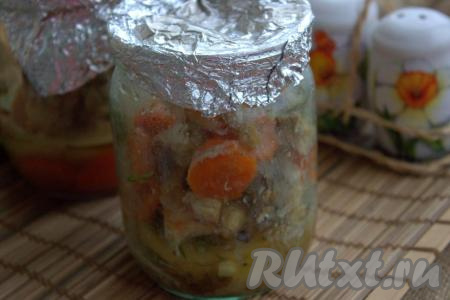 Затем достать банки из духовки, разложить курицу с картошкой по порционным тарелкам.