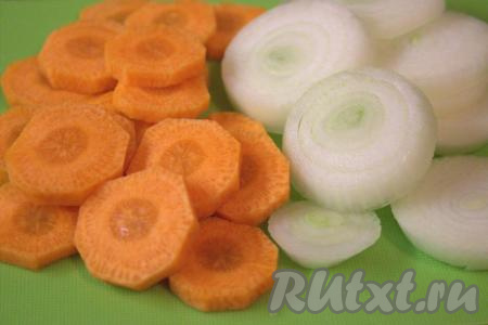 Морковь и лук очистить, промыть и нарезать кружочками.
