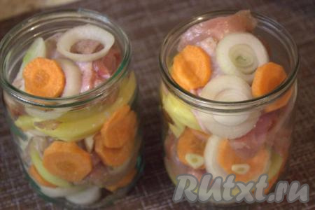 Продолжить выкладывать в банки слоями курицу, картошку и лук с морковкой.
