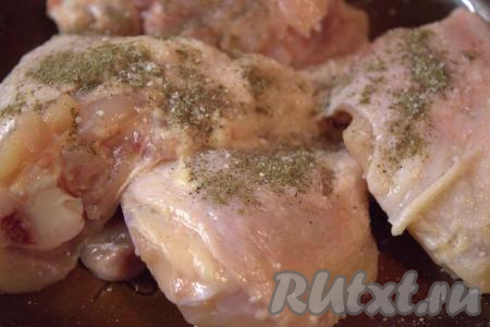 Кусочки курицы посолить, приправить специями по вкусу и оставить при комнатной температуре минут на 15-20.