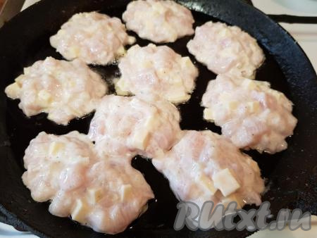 В сковороду налить подсолнечное масло, нагреть. Затем столовой ложкой выкладывать рубленный фарш на разогретую сковороду, формируя котлеты.