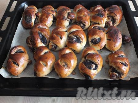 Дрожжевые рогалики с маком готовы.