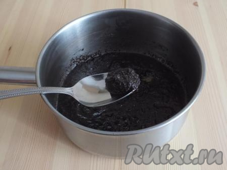 Готовая маковая начинка должна хорошо держаться на ложке, не стекать. 