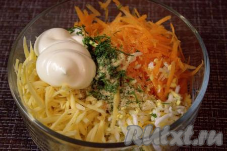 В миске подходящего размера соединить натёртые морковь, сыр и яйца, затем добавить в салат чеснок, пропущенный через пресс (я использовала сушёный молотый чеснок), майонез и, по желанию,  мелко нарезанный укроп.