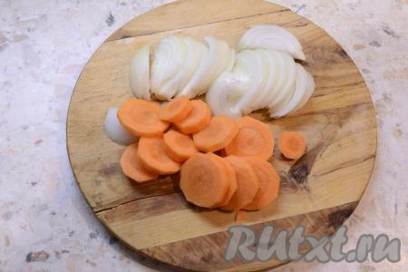 Лук репчатый и морковку очистить. Лук нарезать крупными полукольцами (или четвертинами), морковь - кружочками.
