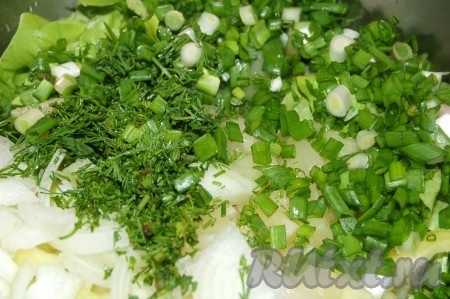 Все нарезанные овощи сложить в миску с картофелем, добавить  зеленый лук и укроп.