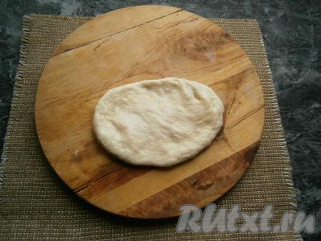 Каждый шарик теста расплющить руками в овальную лепёшку.