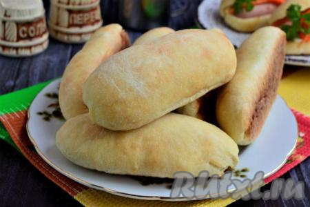 Дать вкусным, пышным булочкам, приготовленным для хот-догов в домашних условиях, полностью остыть и можно их использовать по назначению.