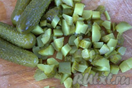 Огурцы маринованные нарезать на средние кубики.
