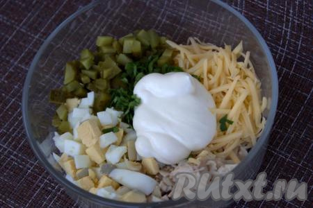 Соединить в миске нарезанные яйца, куриное мясо, маринованные огурцы и натёртый сыр. Добавить мелко рубленную петрушку, заправить салат майонезом и хорошо перемешать. По желанию, можно добавить молотый чёрный перец.