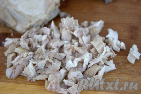 Пока остывают трубочки, приготовить салат для начинки. Я приготовила салат с курицей, сыром и маринованными огурцами. Куриное мясо (я использовала бёдра) поместить в кастрюлю с кипящей водой, посолить, приправить по вкусу, затем после закипания уменьшить огонь и варить до готовности (минут 20-25 минут). Готовое куриное мясо остудить и, отделив от костей, нарезать на кусочки среднего размера.