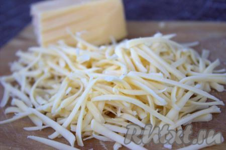 На тёрке желаемого размера натереть сыр.