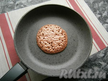 Сковороду разогреть (никакого жира и масла не класть). В центр сковороды наливать по 2-3 столовые ложки теста, разравнивая его в виде круглого блинчика. На среднем огне жарить шоколадный панкейк до появления характерных дырочек.