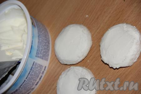 Верх и бока кружочка из хлеба смазать творожным сыром.
