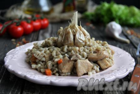 Вкусную и сытную перловку, приготовленную со свининой в мультиварке, подать к столу в горячем виде. Это простое блюдо отлично разнообразит повседневное меню, попробуйте!