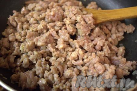 На плите хорошо разогреть сковороду, выложить фарш и обжарить его на сильном огне до изменения цвета (обжаривать минуты 2). Растительное масло я не добавляла, мне хватило сочности, которую при обжаривании дал лук. Обжаренный фарш хорошо остудить.