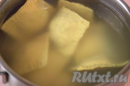 А можно приготовить сразу, для этого необходимо влить в кастрюлю воду, поставить на плиту и довести до кипения, посолить. Опустить равиоли в кипящую воду, как только они всплывут на поверхность, варить 5-7 минут (время варки зависит от толщины теста и размера равиоли). Готовность равиоли можно проверить так: разрезать пополам и попробовать тесто и начинку.