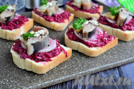 Бутерброды со свеклой и селёдкой