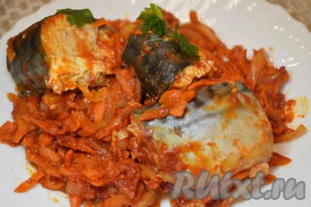 Скумбрия, тушёная с морковью и луком на сковороде