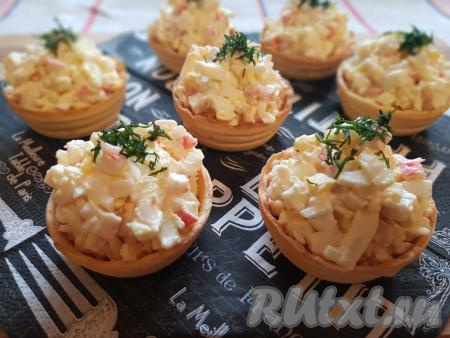 Тарталетки с яйцами, крабовыми палочками и плавленным сыром